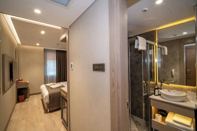 غرفة قياسية بسرير كينج، Rayelin Hotel Old Town 3/3
