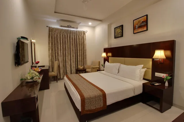Super, Deluxe, Hotel Sai Jashan 1/3