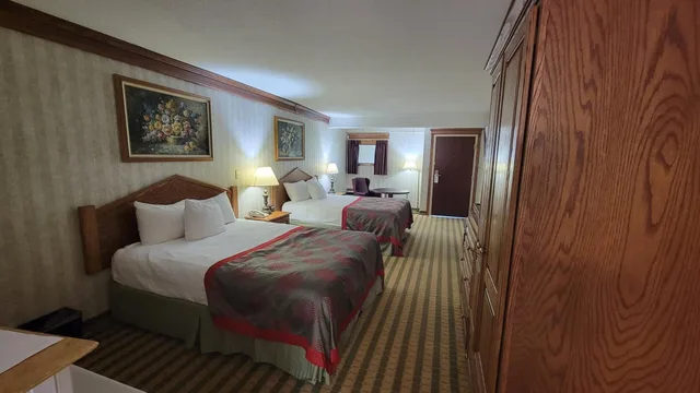 غرفة ديلوكس بسريرين كوين، Ramada by Wyndham Saginaw Hotel and Suites 6/8