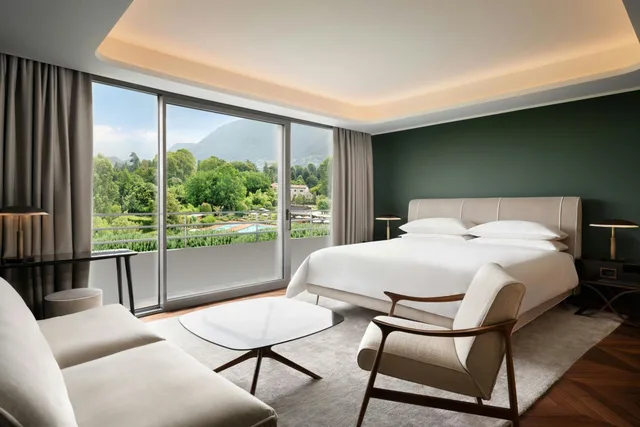 جناح جونيور بسرير كينج مع أريكة، Sheraton Lake Como Hotel 3/10