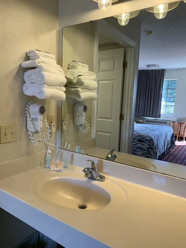 غرفة قياسية بسريرين كوين، Peach Tree Inn 9/9