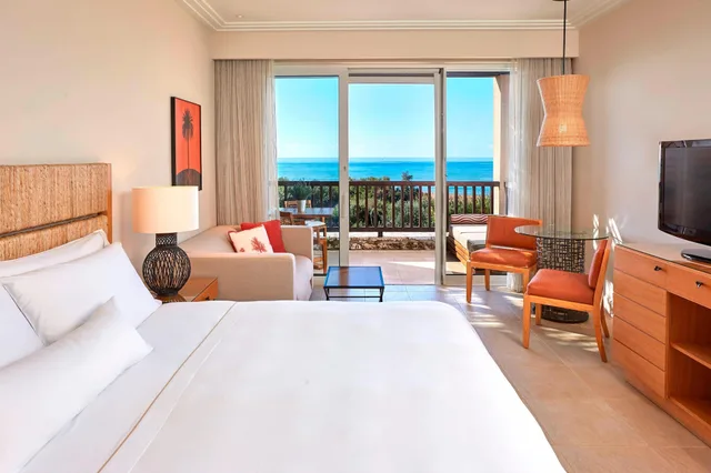 غرفة بريميوم بسرير كينج بإطلالة على البحر بشرفة، The Westin Resort, Costa Navarino 2/9