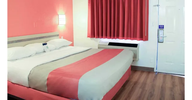 غرفة بسرير كينج للمدخنين، Motel6 Enfield, CT - Hartford 1/6