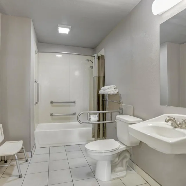 1 Queen Bed Mobility Accessible Tub Nsmk, Motel6 Lodi, CA 6/7