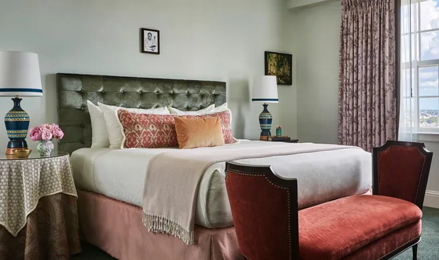 غرفة ديلوكس بسرير كينج، The Pontchartrain Hotel 2/2