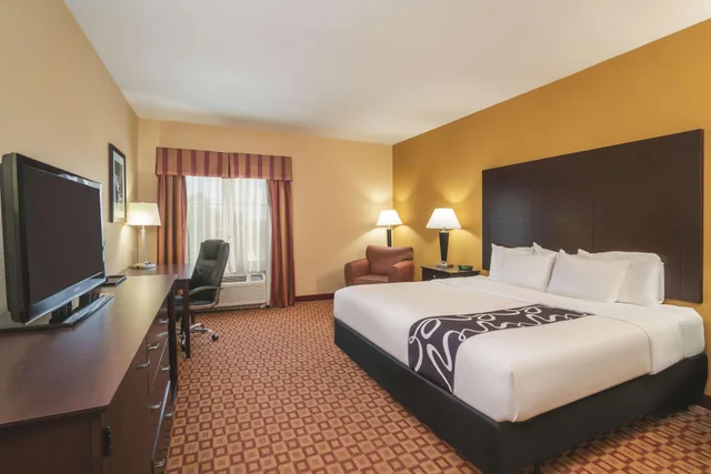غرفة بسرير كينج، Comfort Inn & Suites Verona at Turning Stone Resort Casino 1/3
