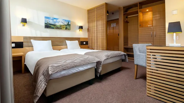 غرفة بسريرين منفصلين مع أريكة، Ana Hotels Sport Poiana Brasov 1/4