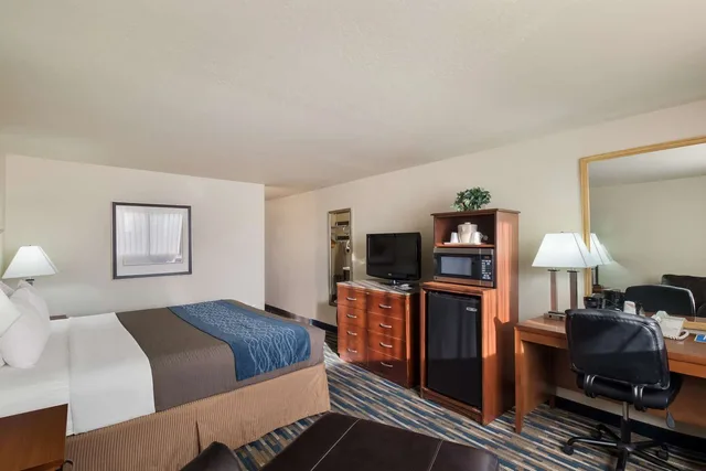 Upgrade, Suite, King Bed، Rodeway Inn Ft Morgan 2/3