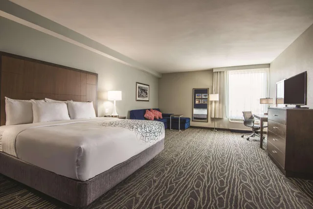 غرفة ديلوكس بسرير كينج، La Quinta Inn Suites By Wyndham Kingman 1/2