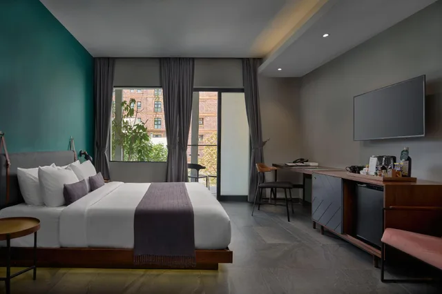غرفة سوبيريور بإطلالة على المدينة بشرفة، Baitong Hotel And Resort Phnom Penh 1/2