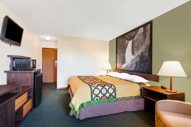 غرفة قياسية بسرير كينج، Super 8 by Wyndham Livingston Yellowstone 3/6