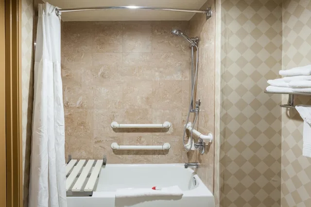 غرفة بسرير كينج لذوي الإعاقة، Ramada by Wyndham San Diego National City 4/6