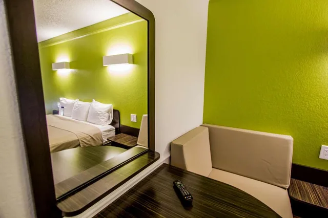 3 Full Beds - Non-Smoking، Motel6 Austin, TX - Midtown 9/9