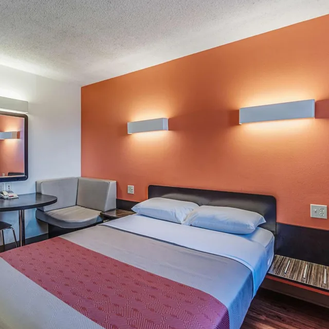 1 King Bed - Mobility Accessible Tub, Nsmk، Motel6 Martinsburg, WV 9/10
