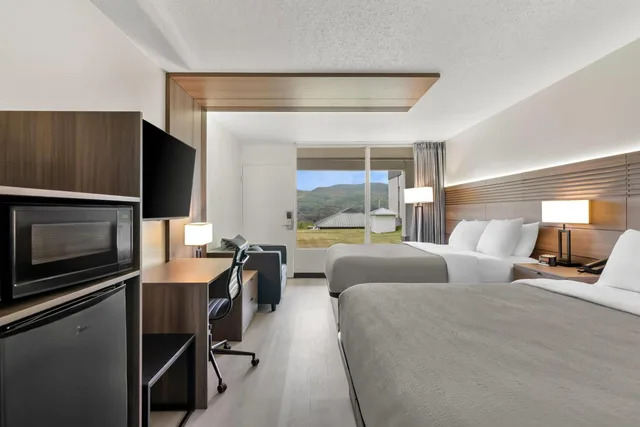 غرفة رباعية بسريرين كوين مع أريكة، Quality Inn & Suites Wytheville 6/8