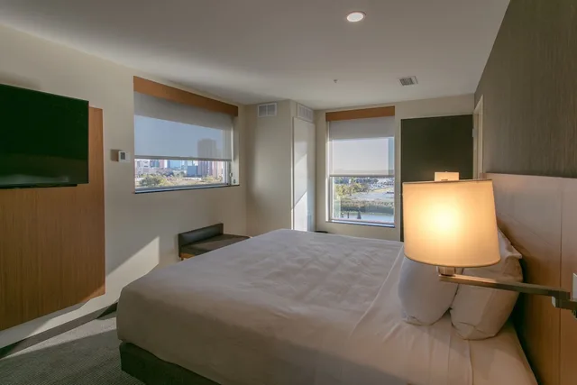 غرفة بسرير كينج بإطلالة على النهر مع أريكة، Hyatt Place Wilmington Riverfront 3/10