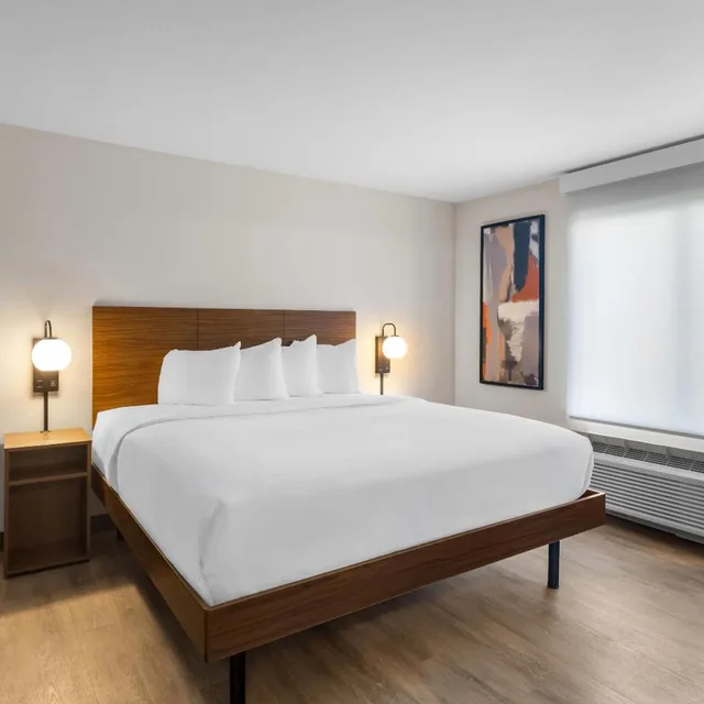 غرفة بسرير كينج مع أريكة، Everhome Suites Clarksville Ft. Campbell Area 4/6