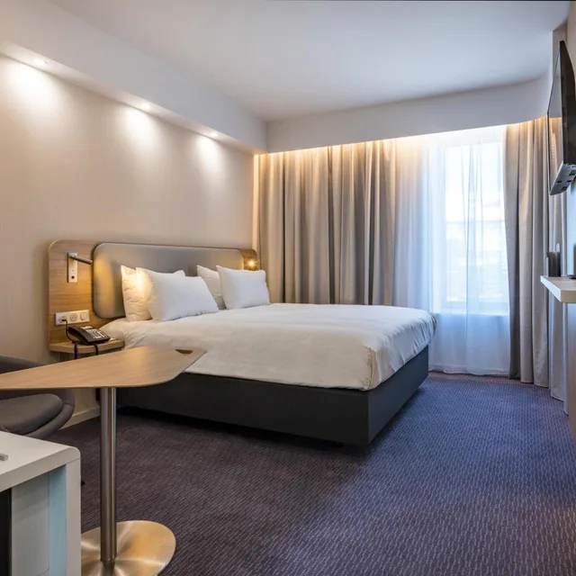 غرفة قياسية بسرير كينج وسرير كوين، Holiday Inn Express Nice - Grand Arenas 6/10