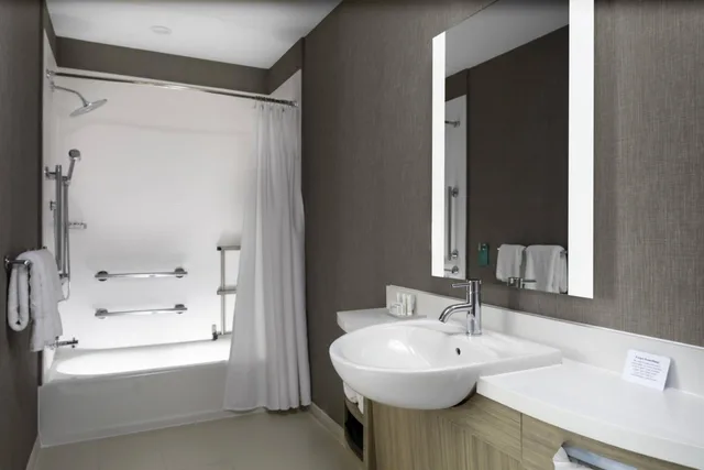 جناح استوديو بسرير كينج مع سرير سحّاب إضافي بحوض استحمام لذوي الإعاقة، SpringHill Suites Kansas City Airport 5/6