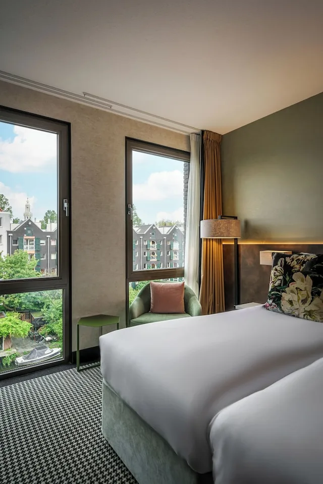 غرفة بسريرين منفصلين بإطلالة على القناة، Monet Garden Hotel Amsterdam 3/8