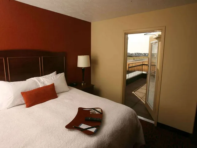 جناح استوديو بسرير كينج بشرفة، Hampton Inn Suites Fargo Medical Center 1/3