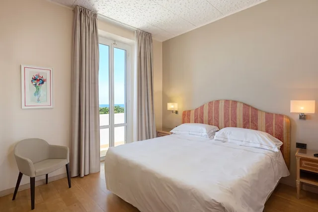 غرفة ديلوكس بسرير مزدوج بإطلالة على البحر في طابق مرتفع، Grand Hotel Mediterranee 2/3