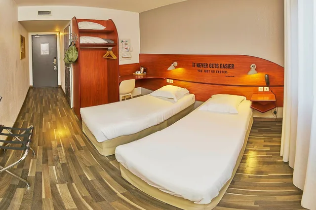 Room, Twin Beds, Sporting House Hotel 3/7