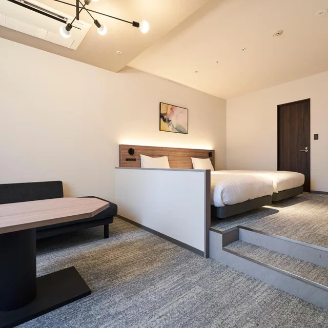 غرفة بسريرين منفصلين بشرفة مع أريكة، Hotel Grand Tiara Anjo 7/10