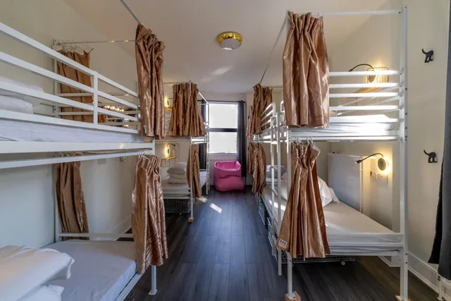 سكن مشترك بثمانية أسرّة للنساء، Book a Bed Hostels (ex. Venture Hostel) 4/5