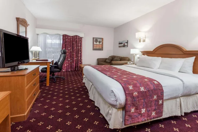 Room, Queen Bed, Outdoor View، Ramada By Wyndham Fredericton 1/1