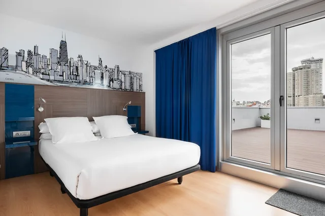 غرفة بسريرين منفصلين بإطلالة على البحر بشرفة، Eurostars Blue Coruna 3/10