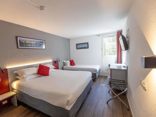 غرفة ثلاثية بسرير مزدوج وسرير فردي، Hotel Donibane 3/10