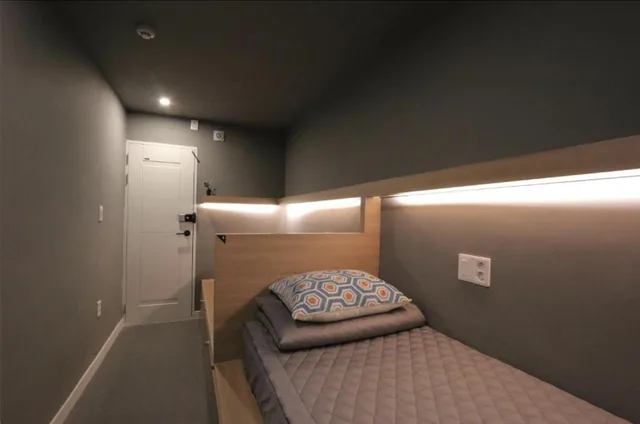 غرفة قياسية بسريرين منفصلين بحمام مشترك، Blueboat Hostel Jeonju 5/6