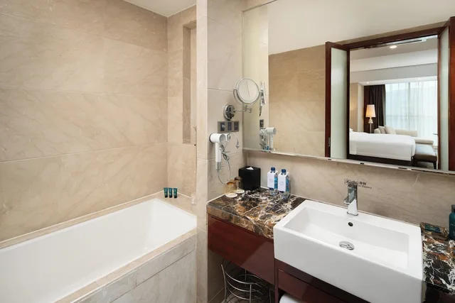جناح بسرير كينج بإطلالة على النهر بغرفة نوم واحدة بمنطقة جلوس، CROWNE PLAZA ZHENJIANG 5/9