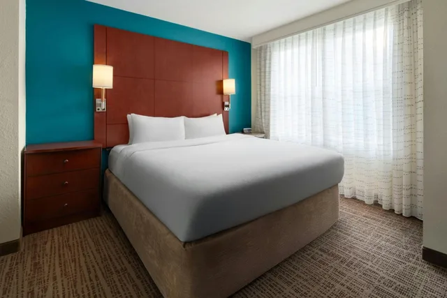 جناح بسرير كينج بغرفة نوم واحدة مع أريكة، Residence Inn Florence 1/4