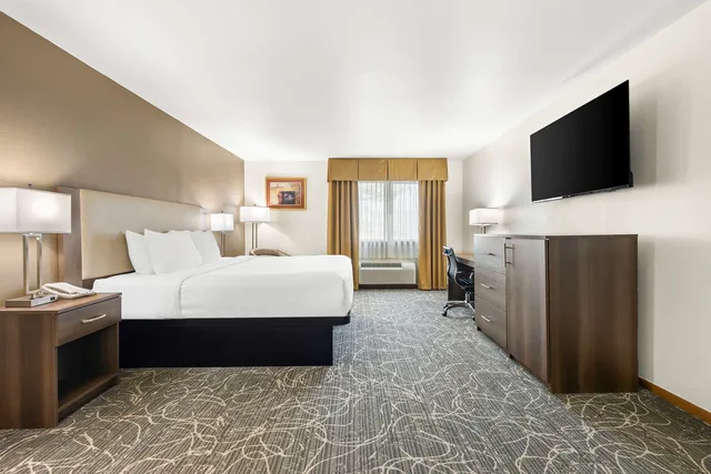 جناح بسرير كينج بجاكوزي، Best Western West Towne Suites 1/6