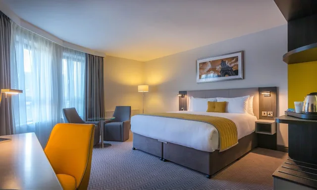 غرفة بسرير مزدوج وسرير فردي، Maldron Hotel Tallaght 3/7