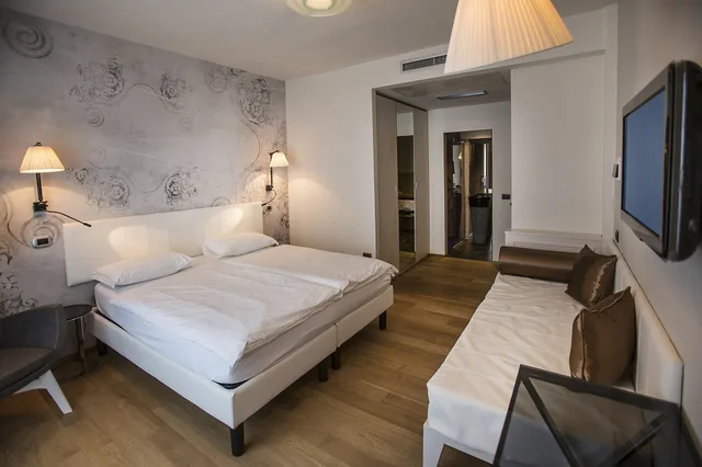 غرفة ديلوكس بسريرين منفصلين بإطلالة على البحيرة بشرفة، Hotel Capri 6/10