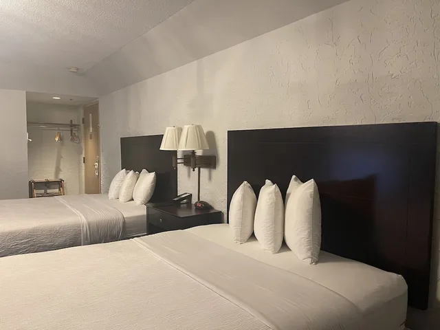 غرفة قياسية بسريرين كوين، The Chateau Hotel And Conference Center 5/10