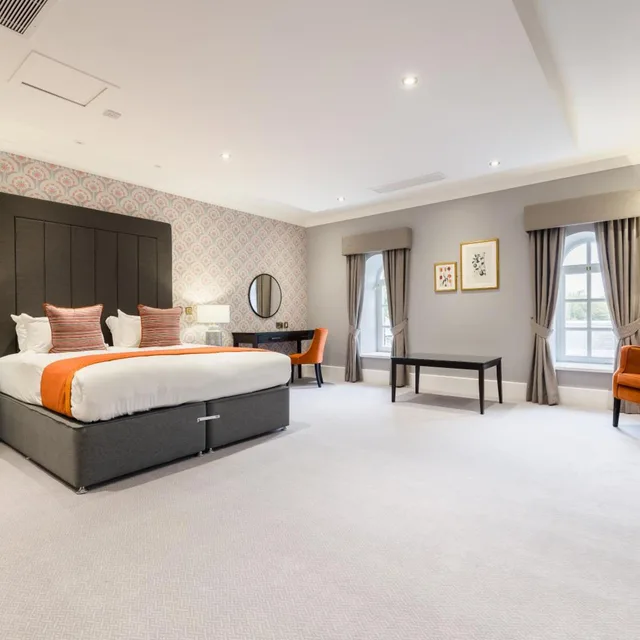 Castle, Deluxe، The Vale & Golf Club 4/10