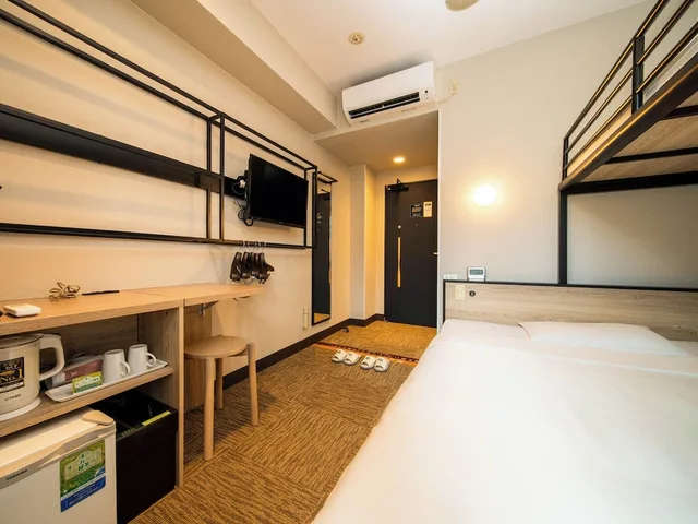 Super, 1 Double and 1 Single Bed، Super Hotel Naha Shintoshin 2/9