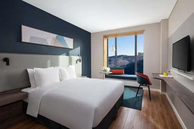 غرفة بسرير كوين بإطلالة على الجبل، Holiday Inn Express Chengde Park View 2/2