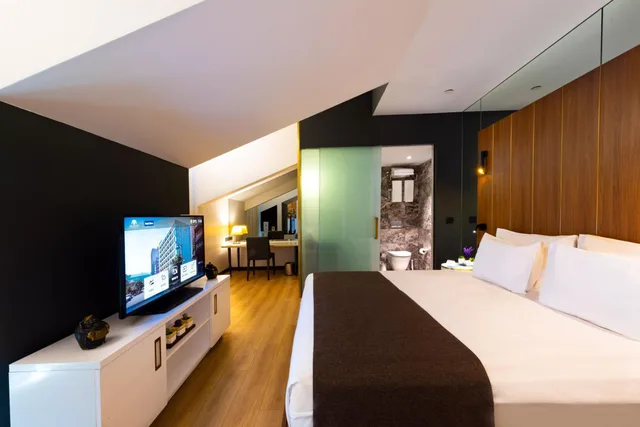 جناح بسرير كينج بشرفة مع أريكة، The Craton Hotel 1/1
