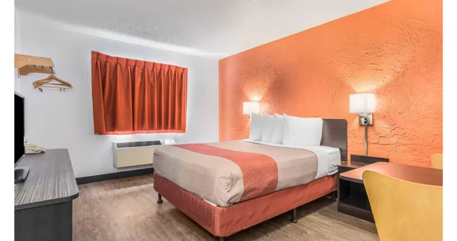 1 Queen Bed - Non-Smoking, Motel6 Elk Grove Village, IL 1/5
