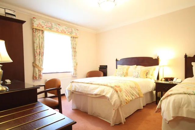 غرفة بسريرين منفصلين، Strathburn Hotel Inverurie by Compass Hospitality 1/2