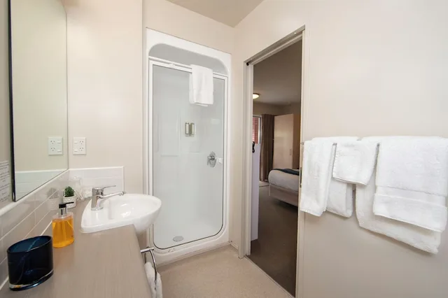 شقة بسرير كوين وسريرين منفصلين بغرفة نوم واحدة، Cranford Oak Motel 3/8