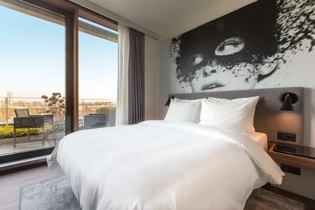 غرفة بريميوم بسرير كوين بشرفة، Radisson Blu Hotel Cologne 3/10