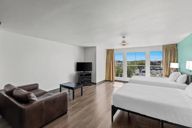 Efficiency, Suite, 1 King and 2 Double Beds، MainStay Suites Las Vegas Flamingo 9/10