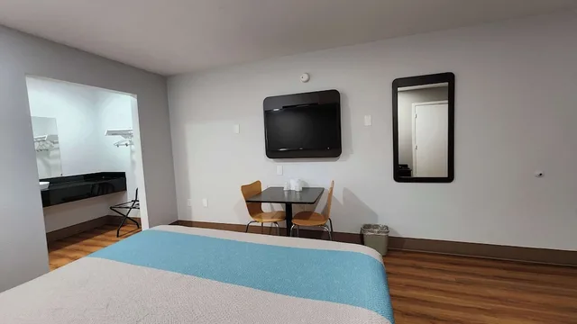 1 King Bed - Mobility Accessible Tub, Nsmk، Motel6 Webster Tx Houston Nasa Lake 4/7