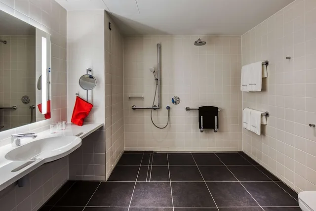 غرفة بسرير كوين لذوي الإعاقة، IntercityHotel Wiesbaden 3/4